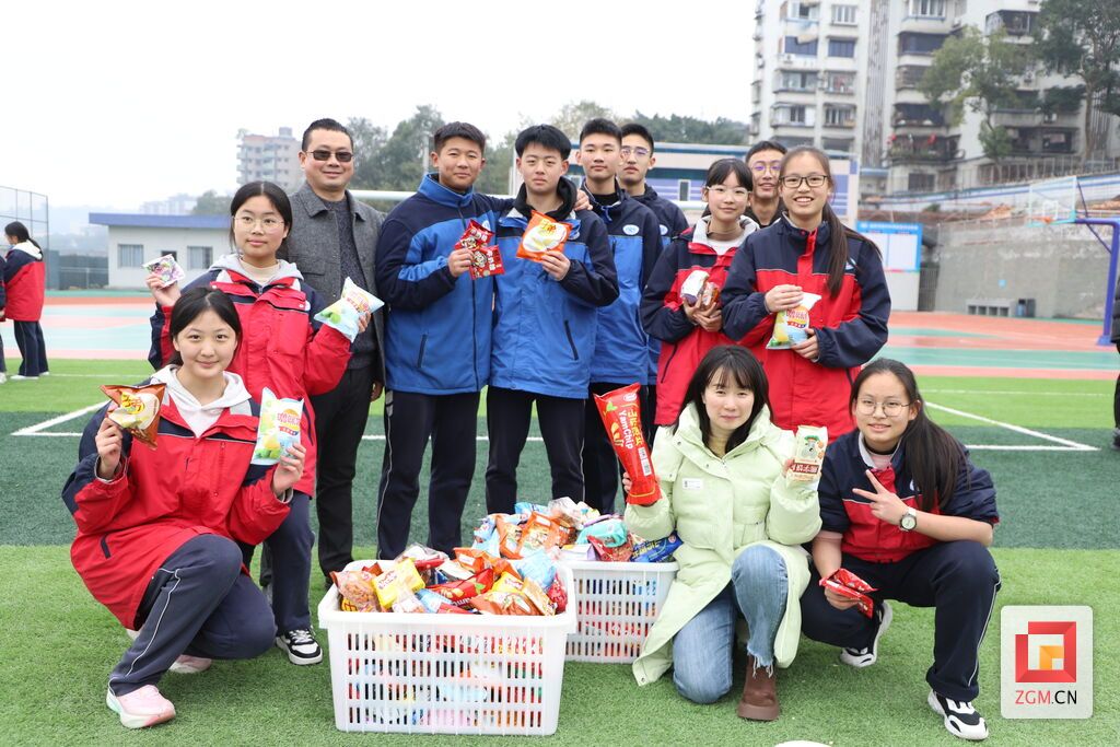 班主任化身“搬”主任 自贡这所学校举行心理减压趣味活动-4.jpg