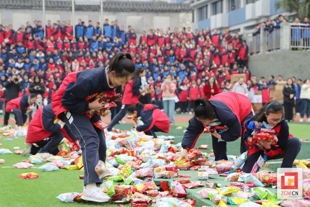 班主任化身“搬”主任 自贡这所学校举行心理减压趣味活动-2.jpg