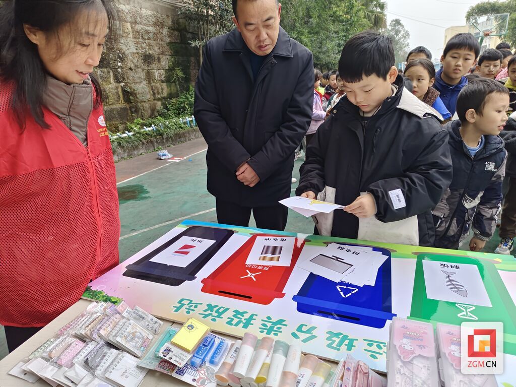 垃圾分类 绿色“童”行 ——富顺县童寺镇开展垃圾分类文明实践活动-4.jpg
