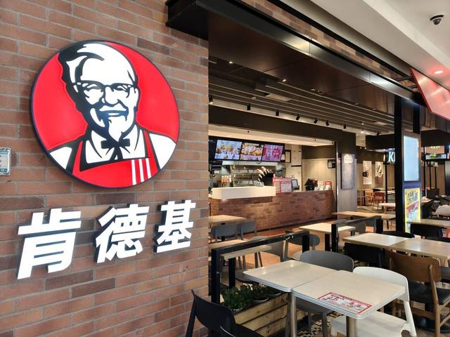 肯德基调价冲上热搜：“涨声”落地，明星产品涨价一元｜封面头条-2.jpg