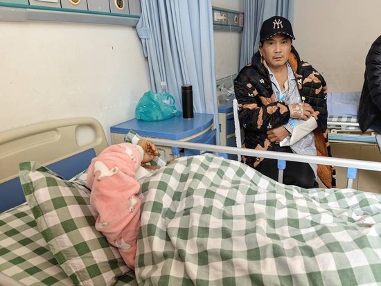 木匠杀熊救妻：和妻子已出院休养 正在杀猪邀请邻居吃坝坝宴-3.jpg