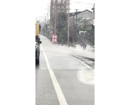 洒水车浇湿过路老人？广安岳池县：属实，责令整改-1.jpg