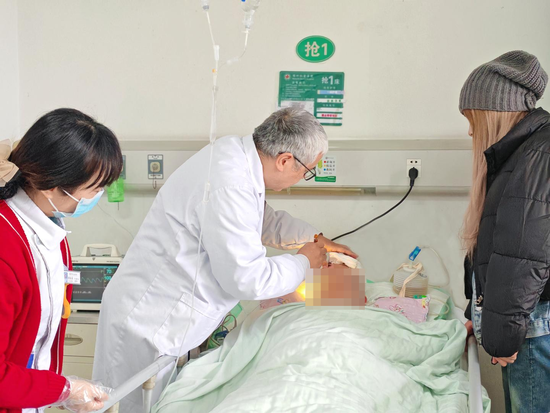 小伙骑摩托侧翻头撞石墩致颅脑损伤：经4小时手术挽回一命-4.png