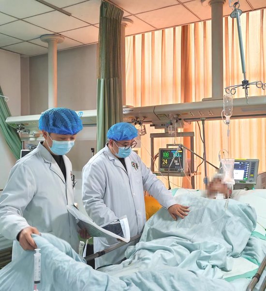 小伙骑摩托侧翻头撞石墩致颅脑损伤：经4小时手术挽回一命-1.jpg