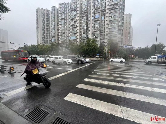 人行道绿灯和左转车道绿灯同时亮，过马路有隐患！-3.jpg