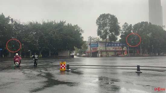 人行道绿灯和左转车道绿灯同时亮，过马路有隐患！-1.jpg