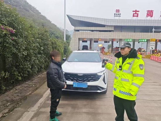 男子连考两次科目一未过后放弃 无证驾驶让妻子“顶包”被挡获-1.jpg