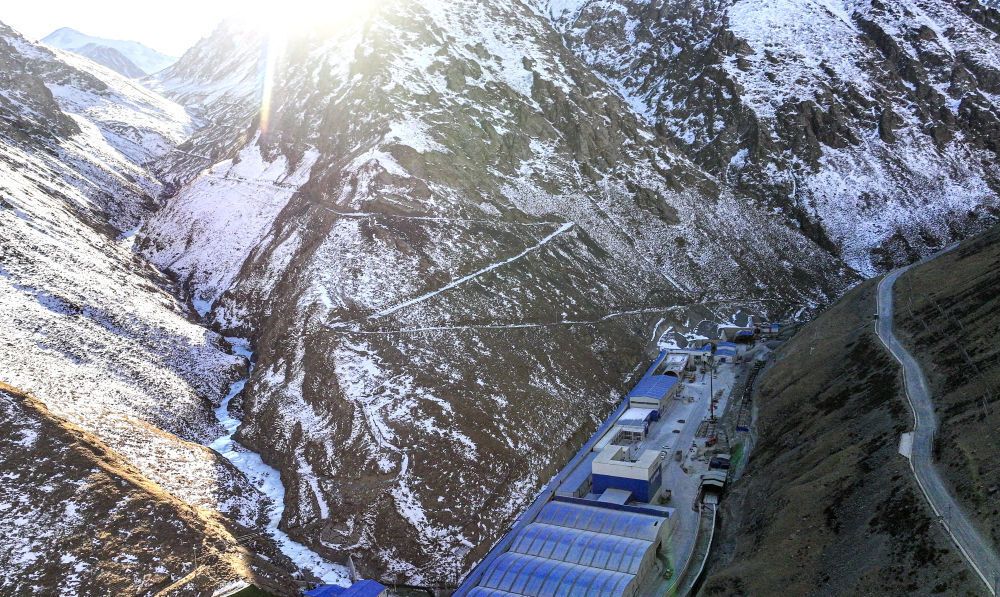穿越天山！世界最长高速公路隧道贯通-2.jpg