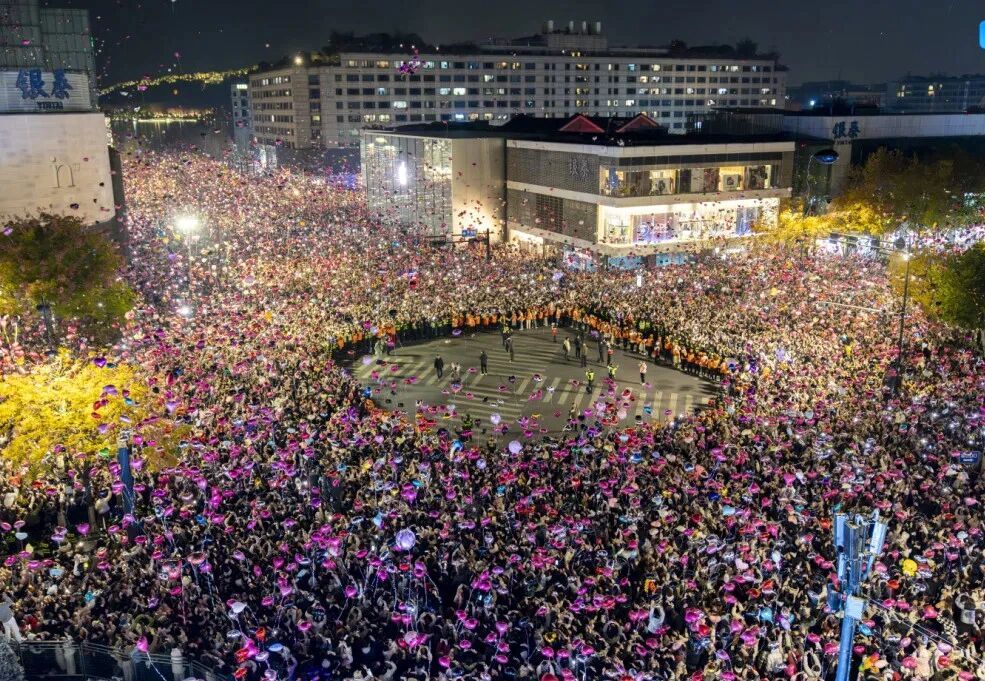 跨年夜一男子在人群放飞气球时点燃烟花喷射，杭州警方通报-1.jpg