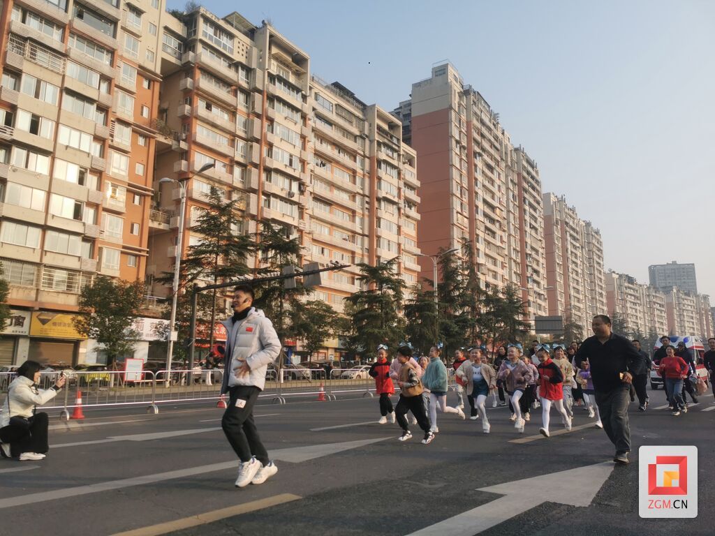迎着朝阳！2025年自贡市迎春健身跑激情开跑！-8.jpg