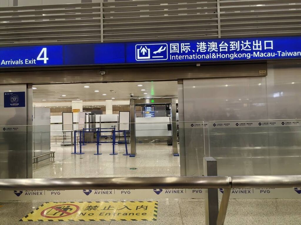 王星凌晨飞抵上海未公开露面 同航班乘客：他最早下飞机-1.jpg