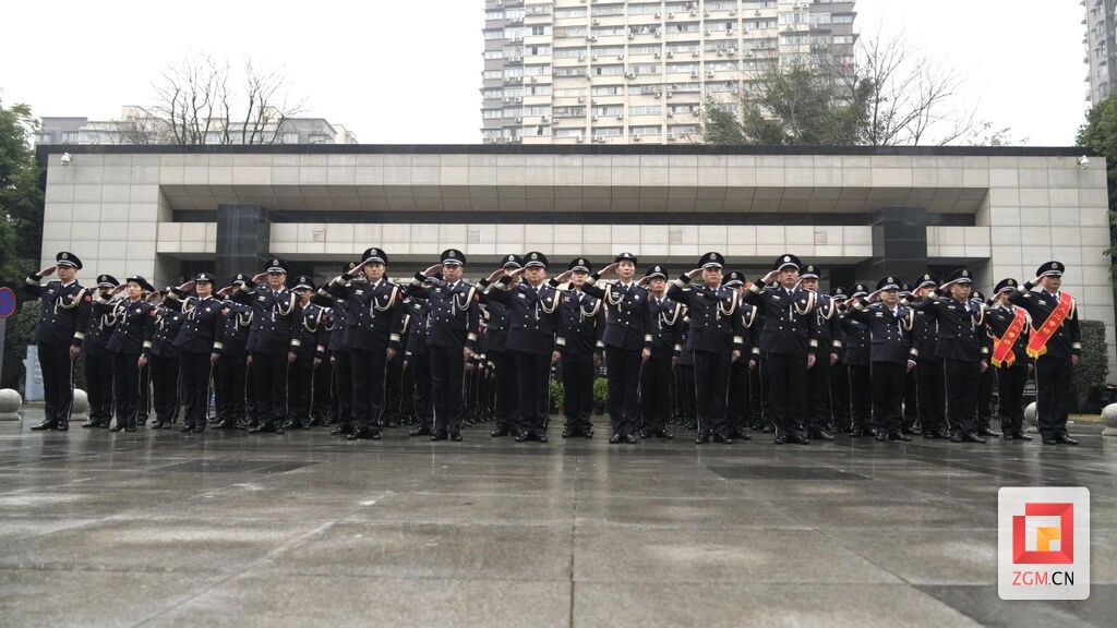 自贡公安举行2025年中国人民警察节升警旗暨荣誉授予仪式-3.jpg