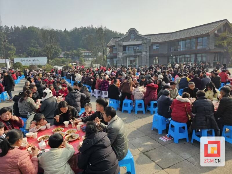 荣边镇：村民领红包 欢喜过新年-4.jpg