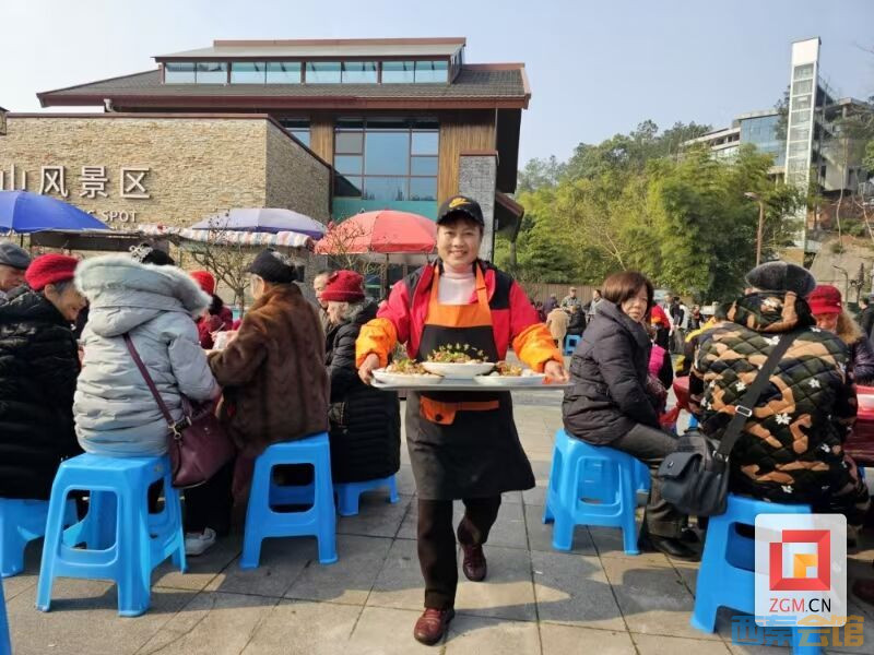 荣边镇：村民领红包 欢喜过新年-3.jpeg