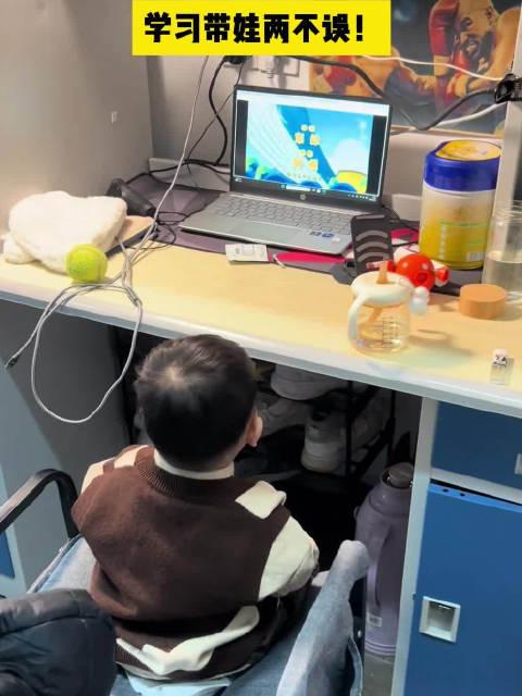大四男生带一岁小外甥上大学，真的实现了上学带娃两不误-1.jpg