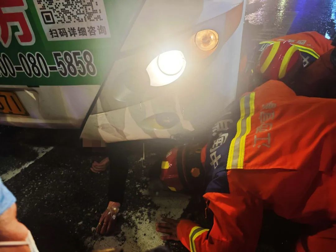 丰城一女子醉卧马路中央，一分钟后被卷入公交车底-1.jpg
