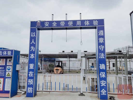 工地吊挂工人进行安全教育 当事人：不罚钱 只是安全体验-1.jpg