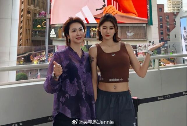 吴艳妮罕见晒儿时照片，祝妈妈母亲节快乐，称从不会焦虑和自卑-1.jpg