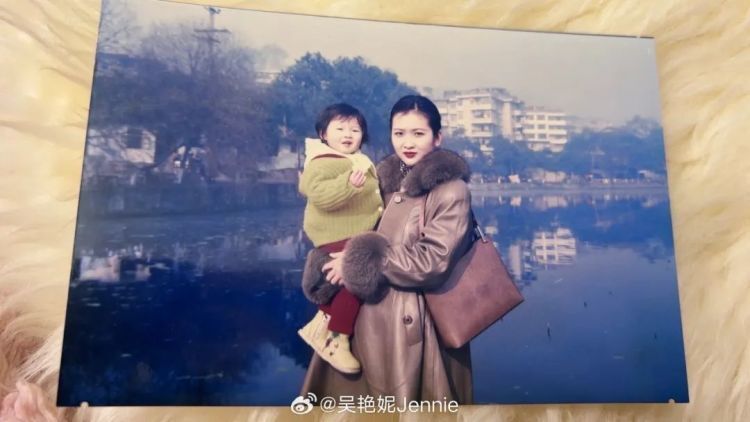 吴艳妮罕见晒儿时照片，祝妈妈母亲节快乐，称从不会焦虑和自卑-4.jpg