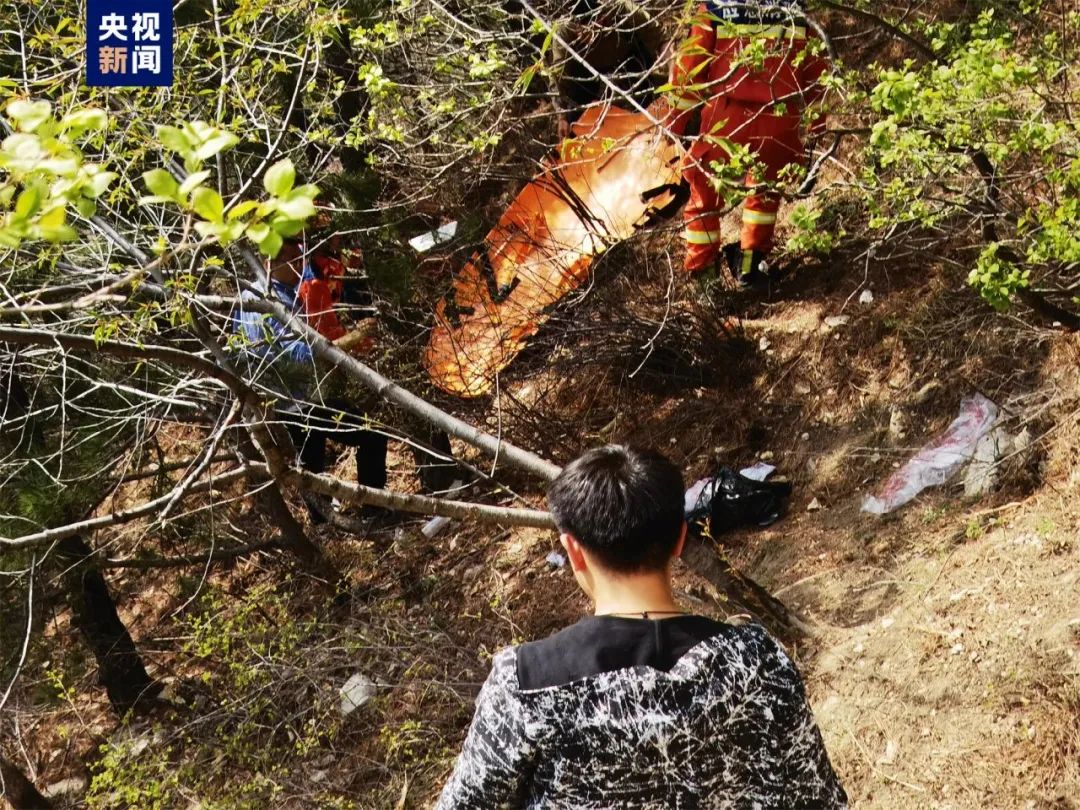 驾车突遭落石，男子当场遇难！最新回应-2.jpg