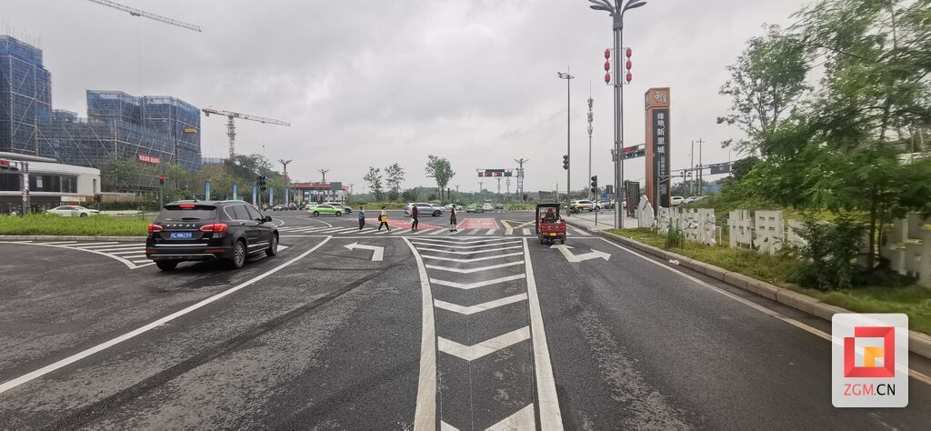 交通精细化改造再升级！G348绿地路口新增左转道与二、三轮车专属等待区-2.jpg