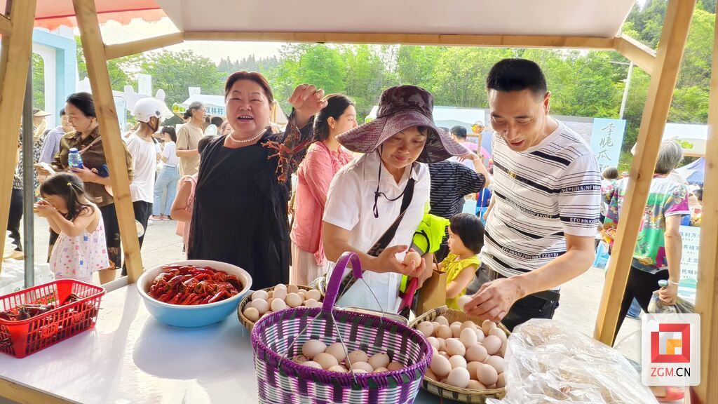 第四届富顺·兜山瓜果节引爆夏日激情-2.jpg