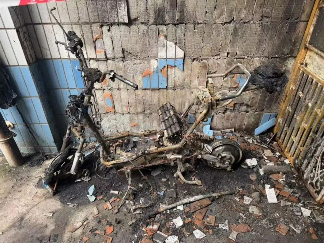 成都一小区电动自行车起火，车主被罚！-1.jpg