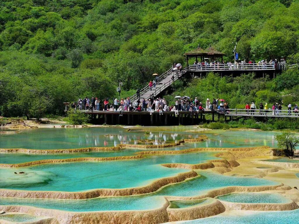 九寨沟和黄龙景区门票同日售罄，阿坝避暑游进入高峰期-3.jpg