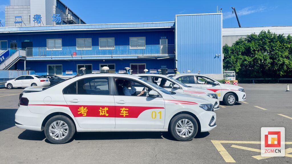 烈日下的“驾考守护”——直击自贡暑期驾考高峰保障现场-1.jpg