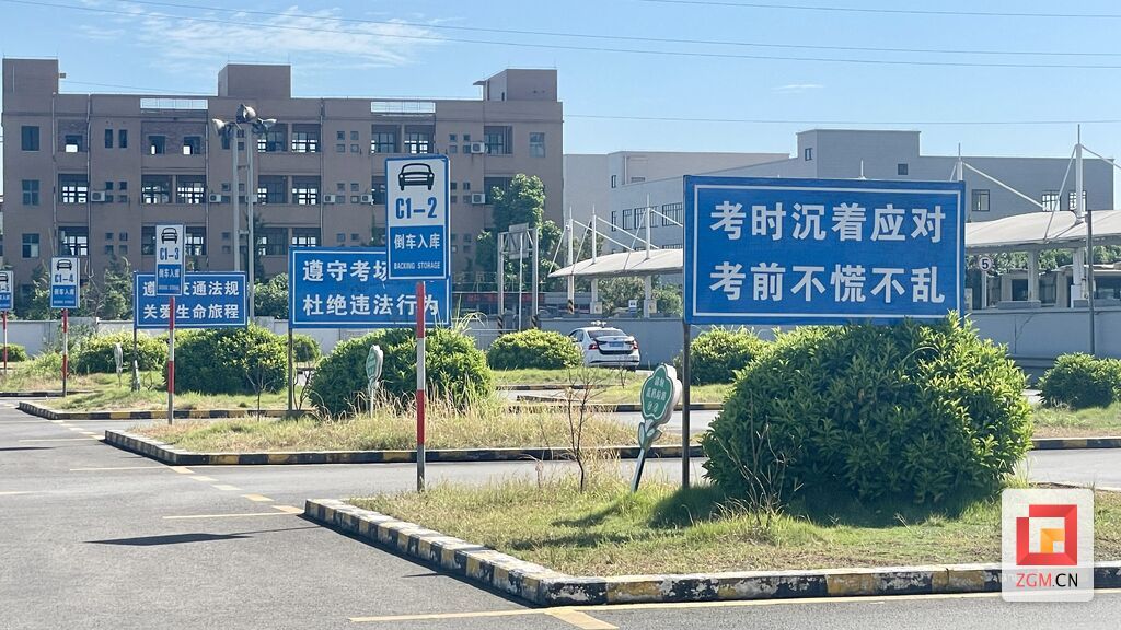烈日下的“驾考守护”——直击自贡暑期驾考高峰保障现场-8.jpg