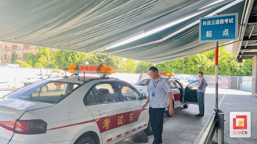 烈日下的“驾考守护”——直击自贡暑期驾考高峰保障现场-9.jpg