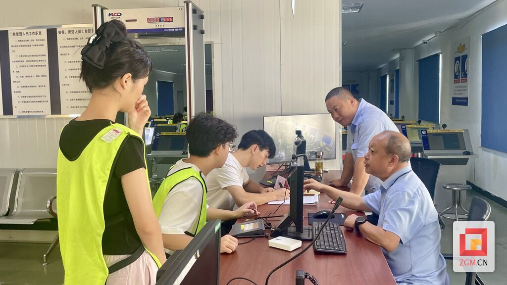烈日下的“驾考守护”——直击自贡暑期驾考高峰保障现场-5.jpg