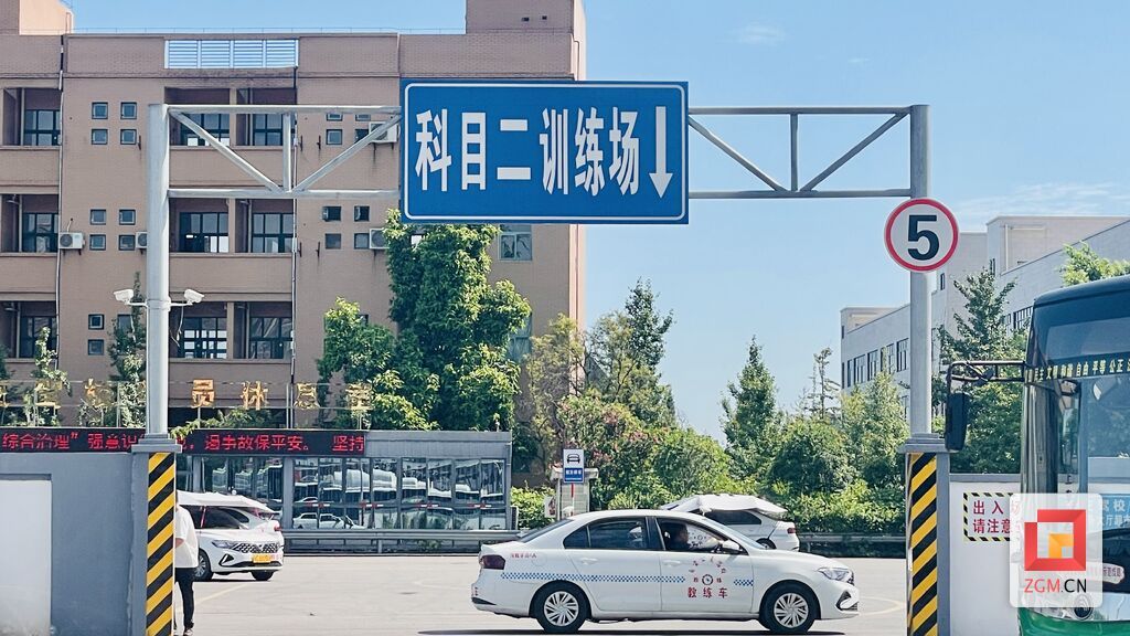 烈日下的“驾考守护”——直击自贡暑期驾考高峰保障现场-7.jpg