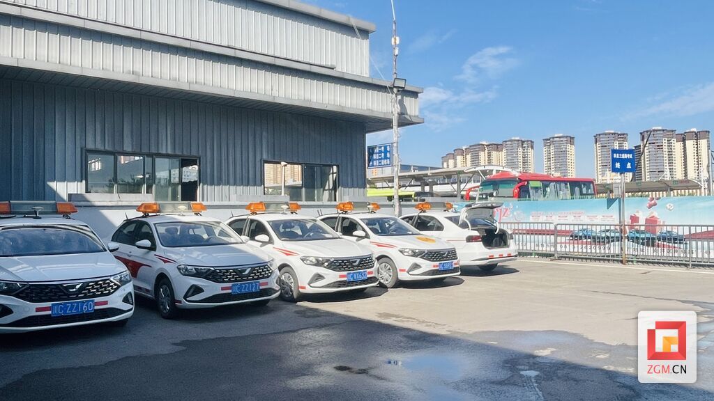 烈日下的“驾考守护”——直击自贡暑期驾考高峰保障现场-3.jpg