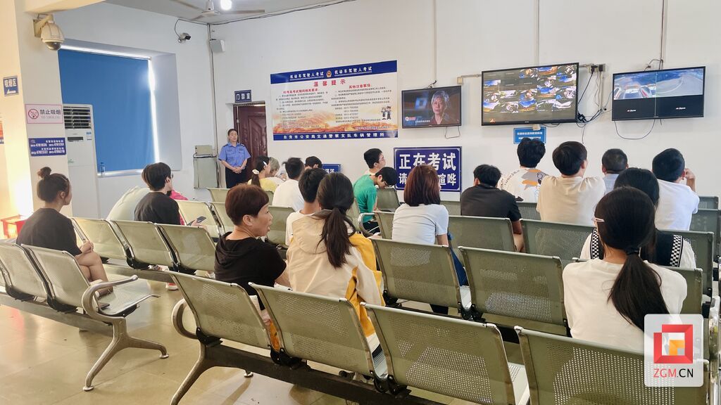 烈日下的“驾考守护”——直击自贡暑期驾考高峰保障现场-11.jpg
