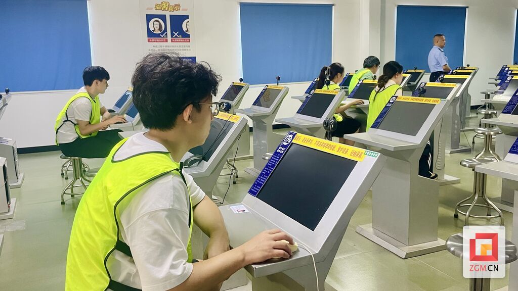 烈日下的“驾考守护”——直击自贡暑期驾考高峰保障现场-10.jpg