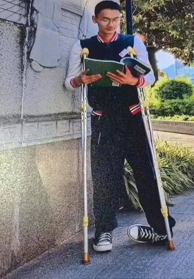 四川凉山“拄拐少年”被宁夏大学录取，录取通知书送达时他已因病离世-1.jpg
