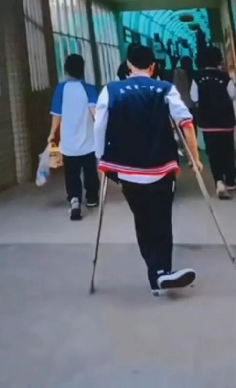 四川凉山“拄拐少年”被宁夏大学录取，录取通知书送达时他已因病离世-5.jpg
