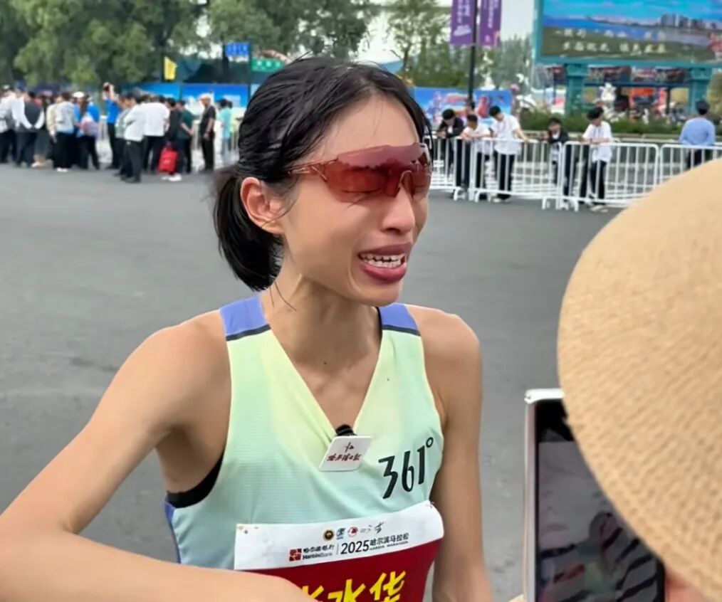 “最快女护士”跑马夺冠后，哭求“领导支持调休”，网友吵翻了-1.jpg