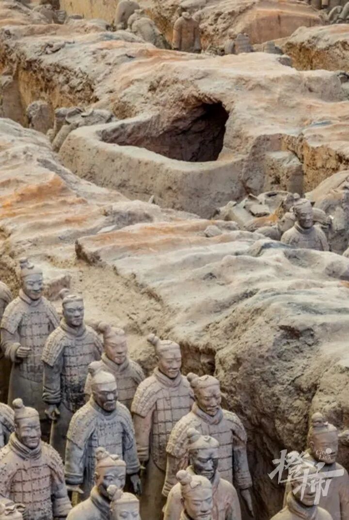 兵马俑一号坑为啥有个大洞？网友脑洞大开：盗洞？古墓葬？员工通道？-2.jpg