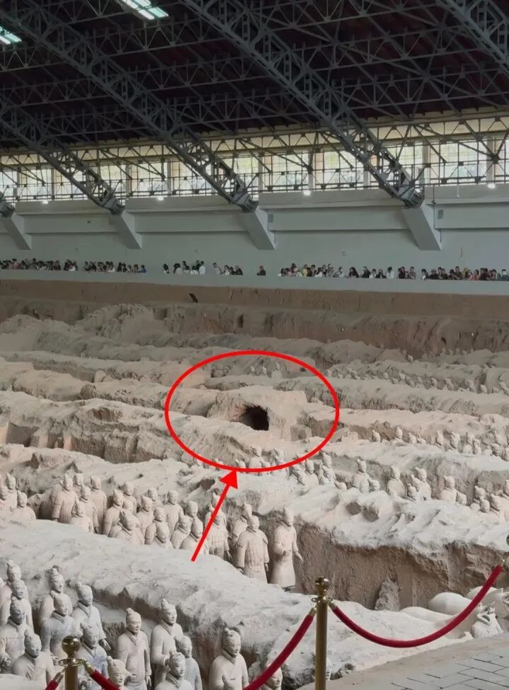 兵马俑一号坑为啥有个大洞？网友脑洞大开：盗洞？古墓葬？员工通道？-5.jpg