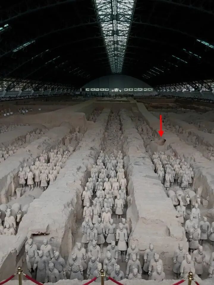 兵马俑一号坑为啥有个大洞？网友脑洞大开：盗洞？古墓葬？员工通道？-3.jpg
