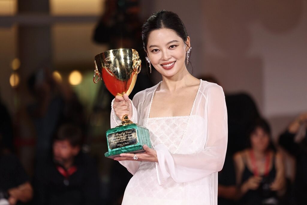 中国演员辛芷蕾获第82届威尼斯电影节最佳女演员奖-1.jpg
