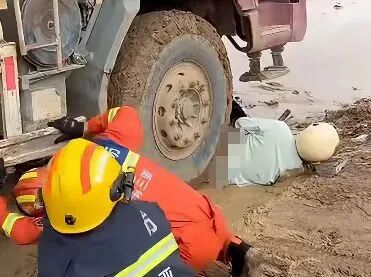 不要跟大货车 “贴贴”！-2.jpg