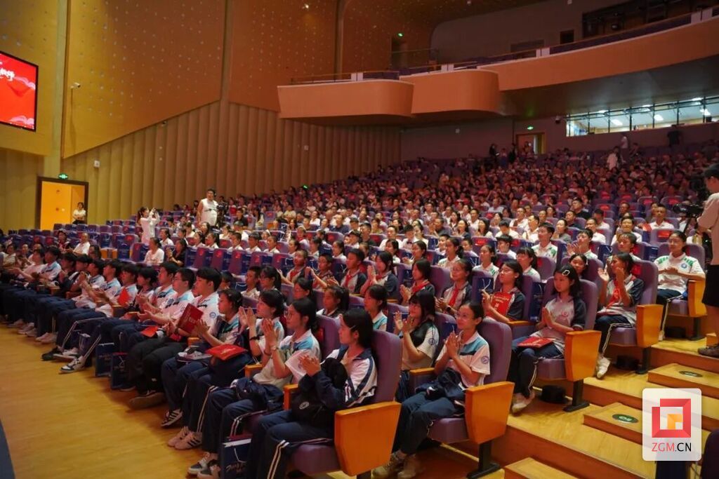 2025年自贡市最美教师颁奖典礼圆满举行-4.jpg