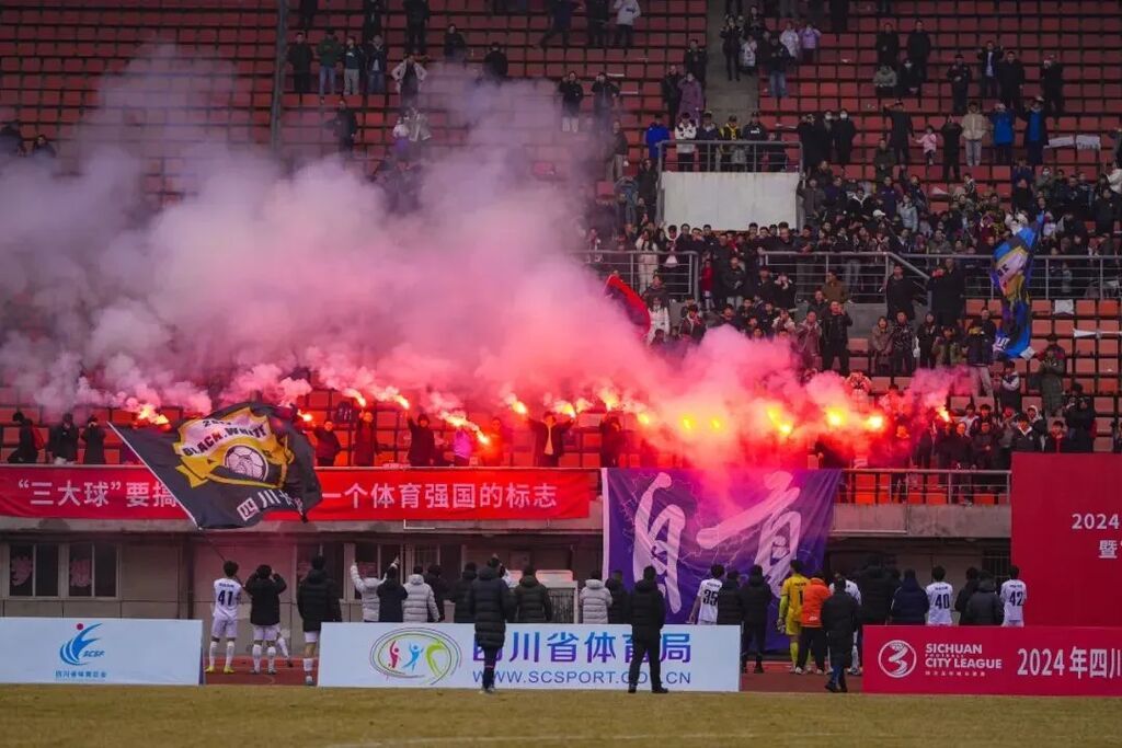 “雄起”归来！21城共燃“川超”烽火-8.jpg