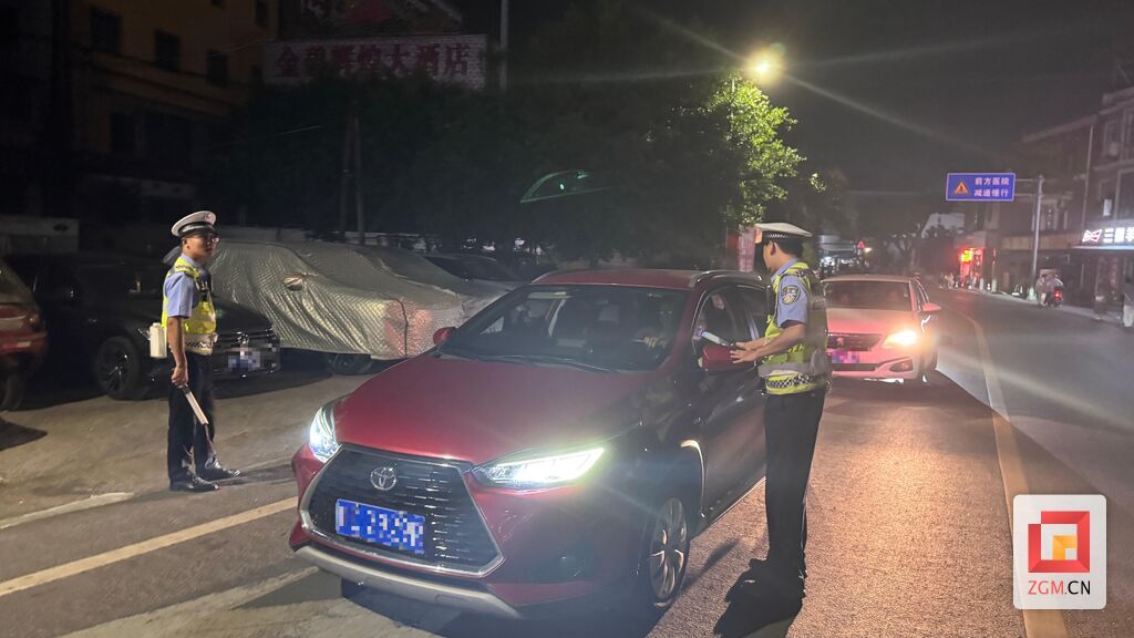 富顺：夜间设卡严执法 交警重拳查酒驾-1.jpg