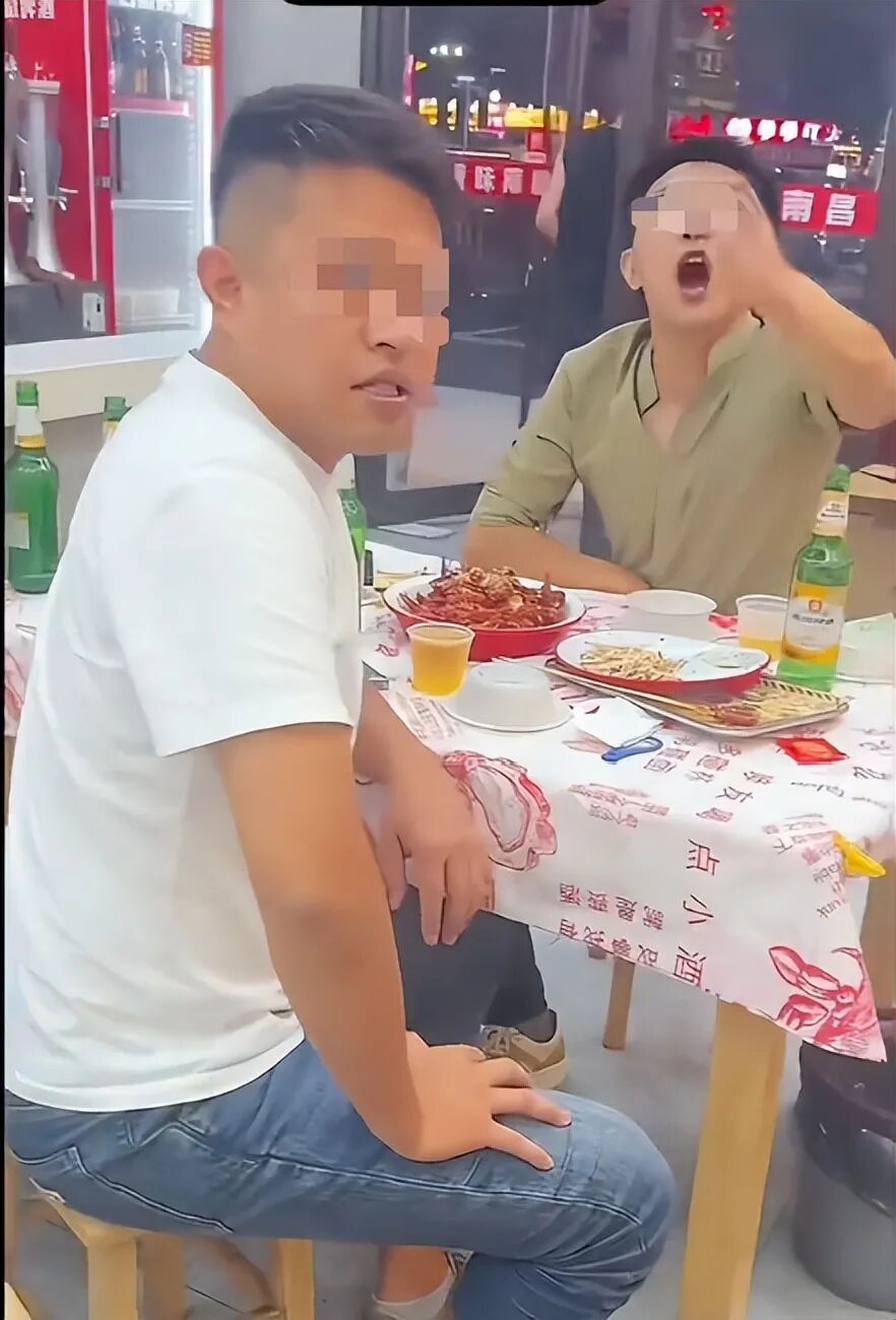 18岁女孩吃夜宵遭陌生男摸头，女生要求道歉，反遭另一位戴眼镜男子辱骂-3.jpg