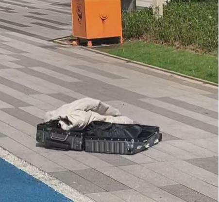 小区里一个行李箱突然从43楼被抛下，楼下散步行人正好经过......-2.png