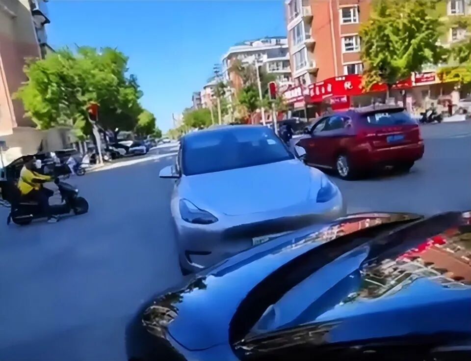 警方通报“十字路口两车‘顶牛’”：刘某冒充国家机关工作人员，招摇撞骗被罚-2.jpg